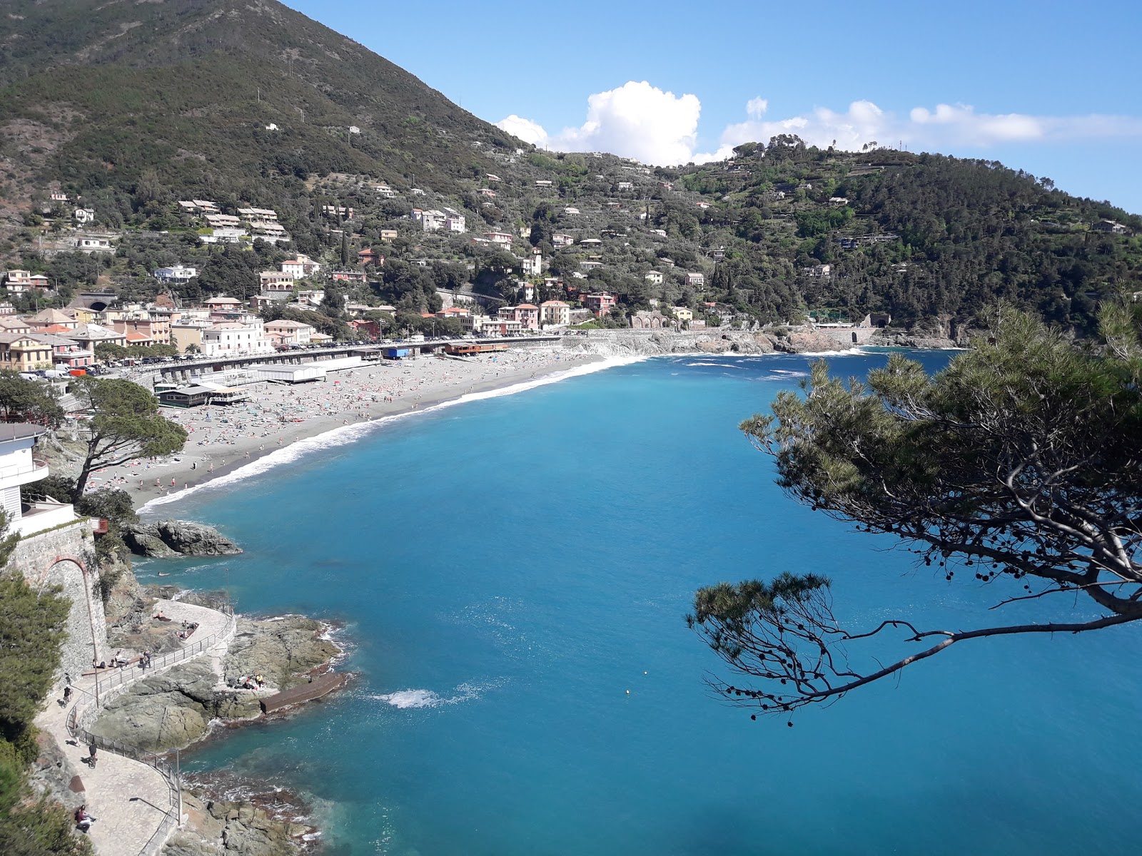 Foto av Bonassola strand med blå rent vatten yta