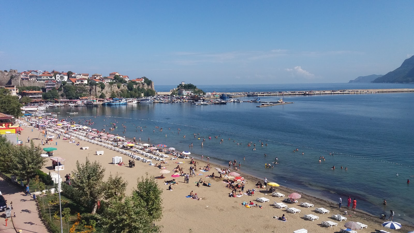 Zdjęcie Amasra Plaji z powierzchnią beżowy piasek