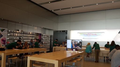 Computer Store «Apple Eton», reviews and photos, 28849 Chagrin Blvd, Woodmere, OH 44122, USA