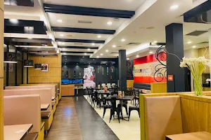 Pizza Hut Restaurant Kok Lanas image