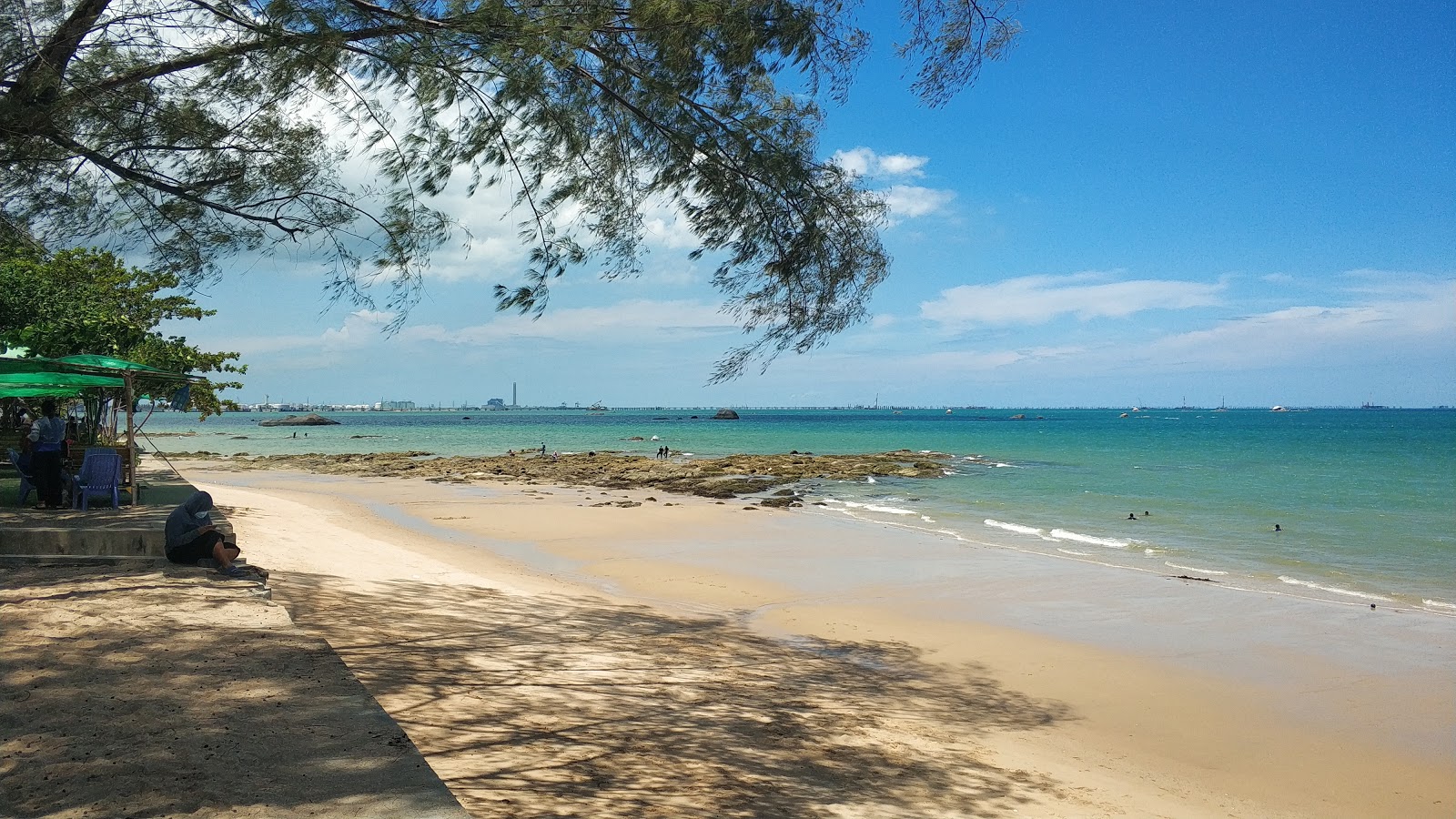 Foto van Nam Rin Beach met recht en lang