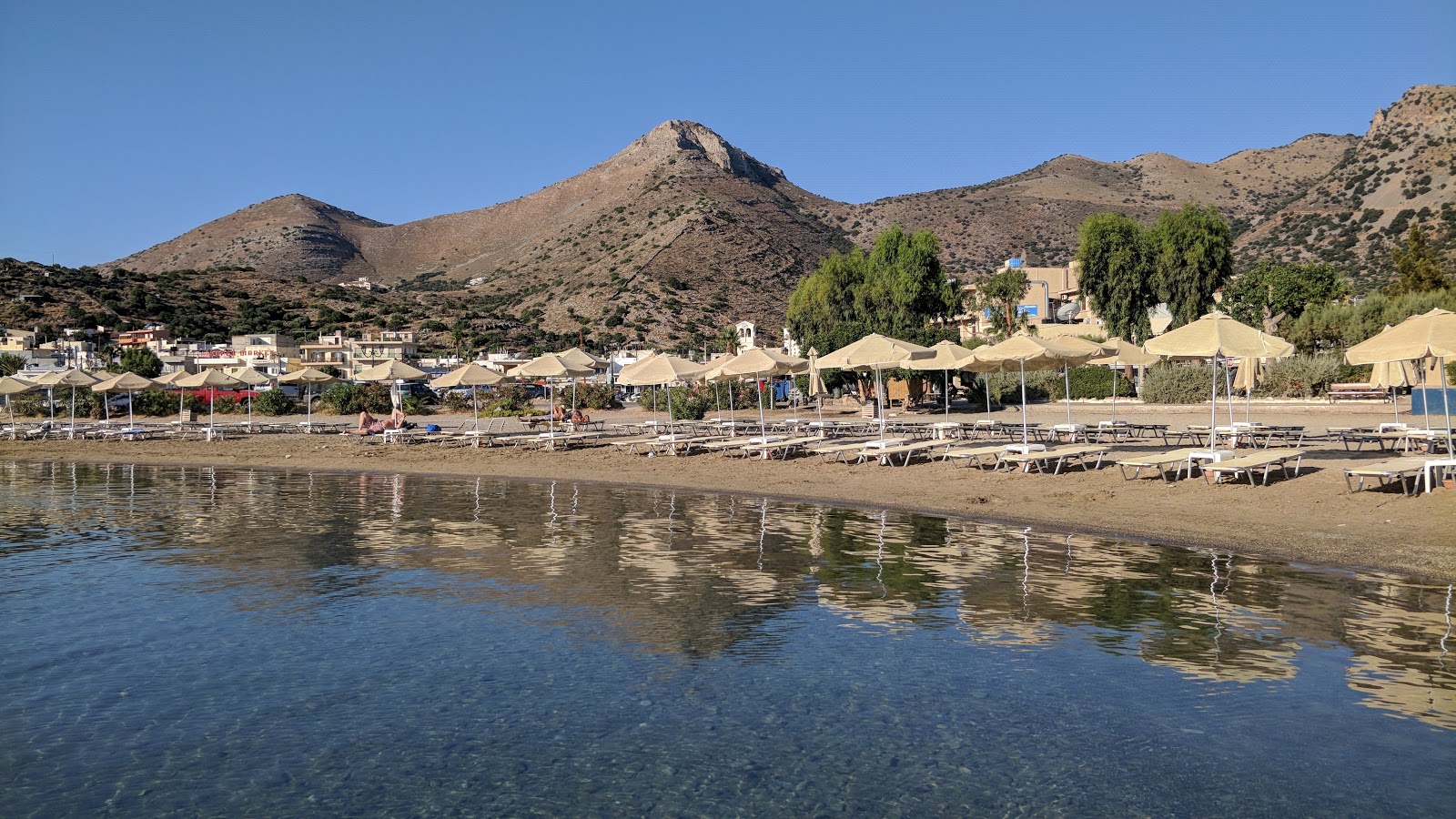 Schisma Elountas'in fotoğrafı mavi saf su yüzey ile