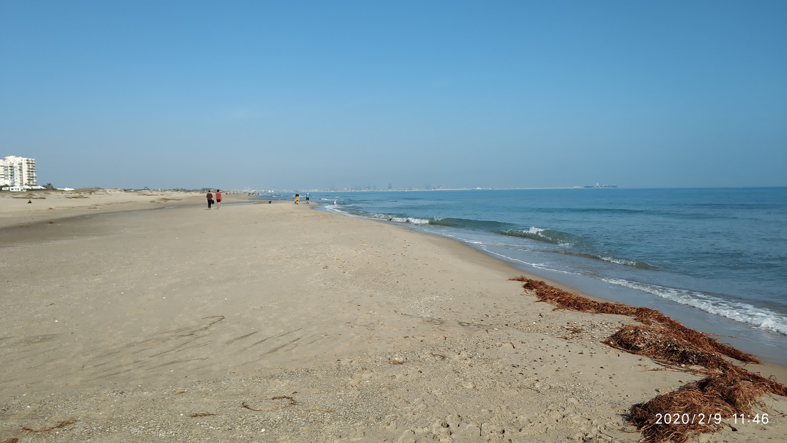 Platja la Garrofera'in fotoğrafı kahverengi kum yüzey ile
