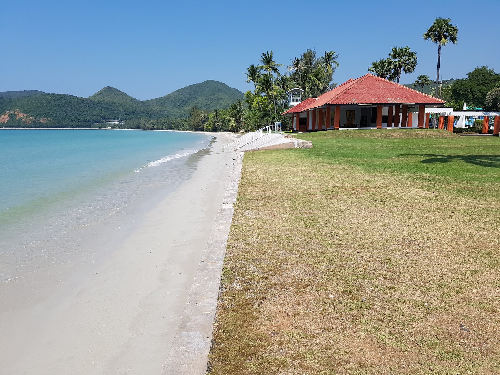 Foto di Toey Ngam Beach con una superficie del sabbia beige