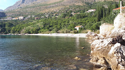 Foto von Plat beach und die siedlung
