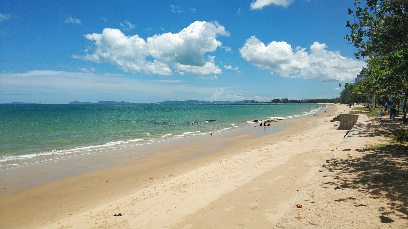 Foto van Nam Rin Beach met helder zand oppervlakte