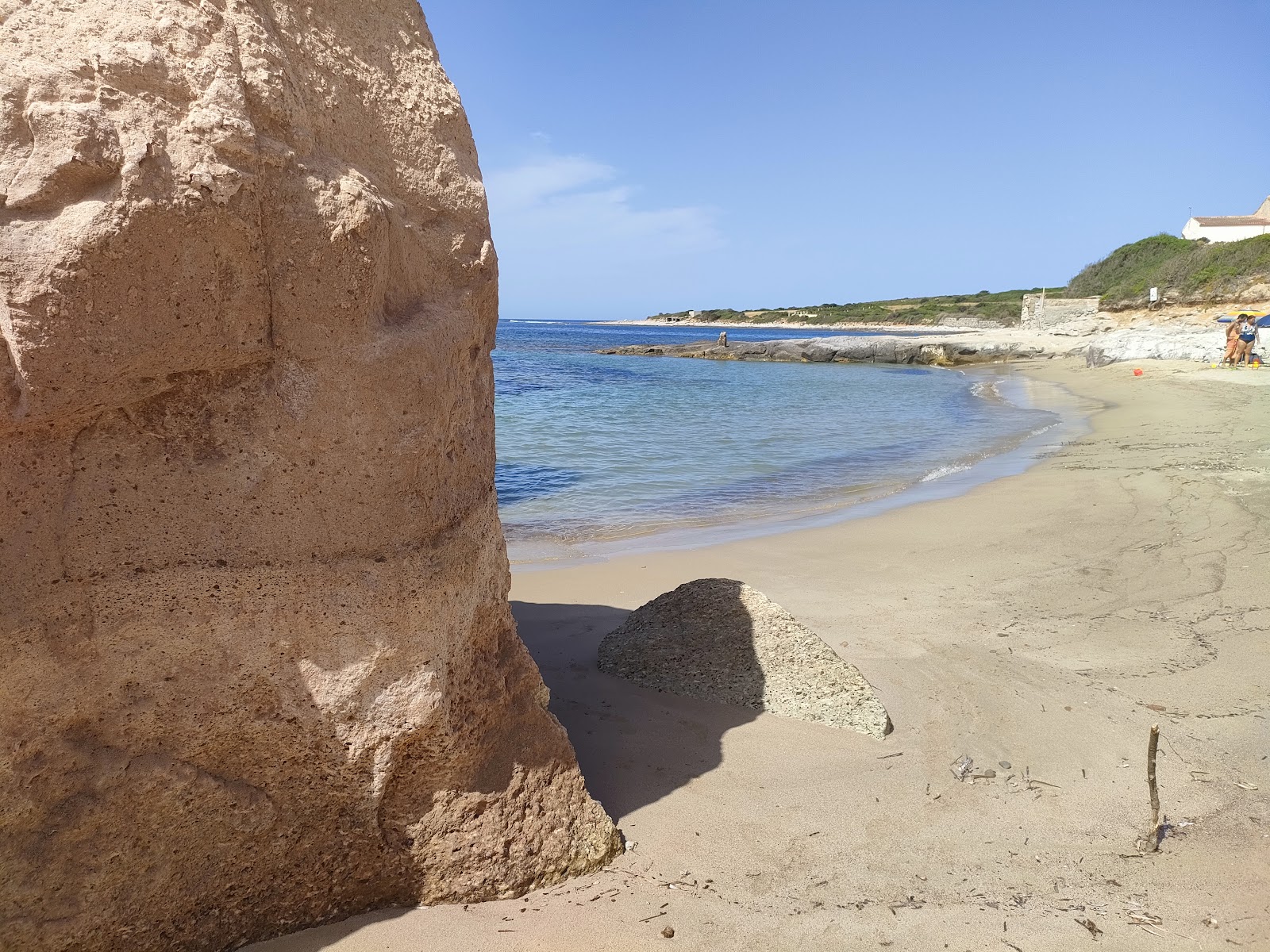 Caletta di Genio Beach'in fotoğrafı dağlarla çevrili