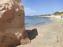 Caletta di Genio Beach'in fotoğrafı dağlarla çevrili