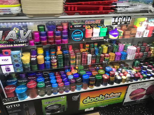 Tobacco Shop «The Hub Smoke Shop & Gifts», reviews and photos, 6410 N Oak Trafficway, Kansas City, MO 64118, USA