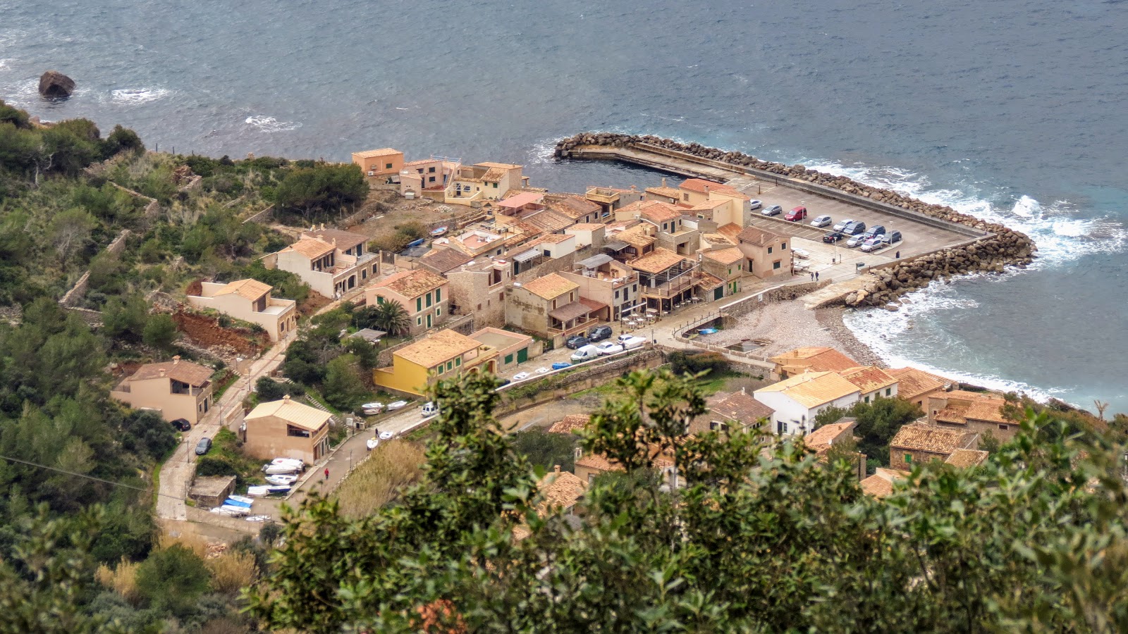 Valokuva Playa Puerto de Valldemossaista. pinnalla turkoosi puhdas vesi:n kanssa