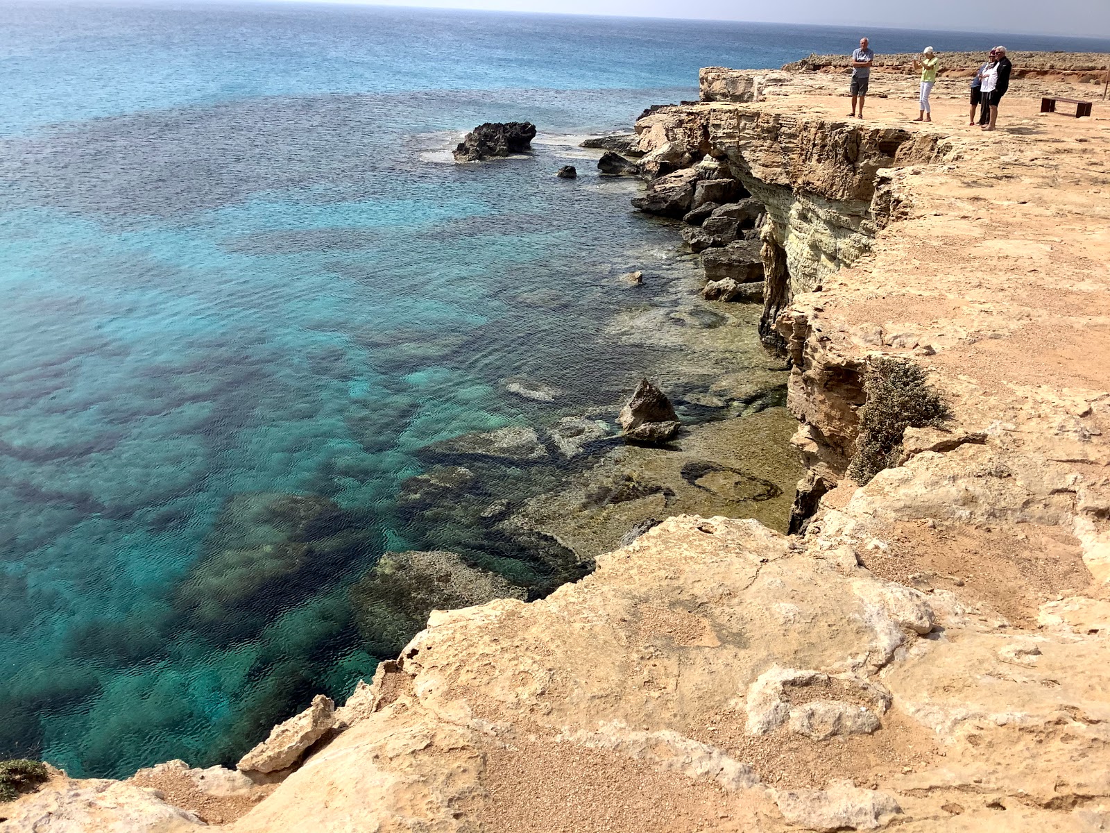 Fotografie cu Sea Caves cu o suprafață de apă pură albastră