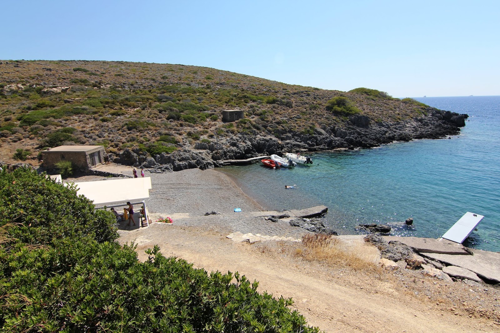 Paralia Vroulea'in fotoğrafı küçük koy ile birlikte