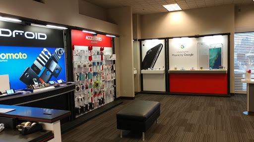 Cell Phone Store «Verizon», reviews and photos, 1255 N 205th St #101, Shoreline, WA 98133, USA