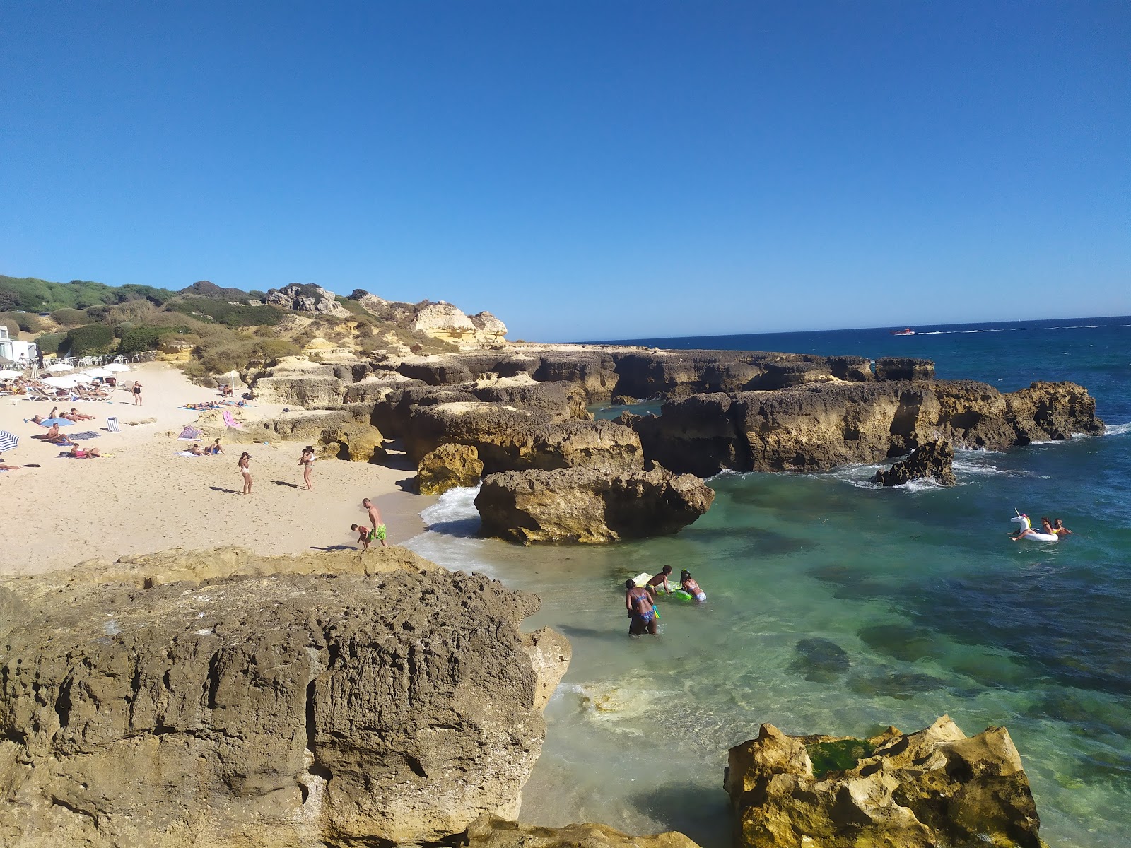 Foto von Praia do Evaristo und die siedlung