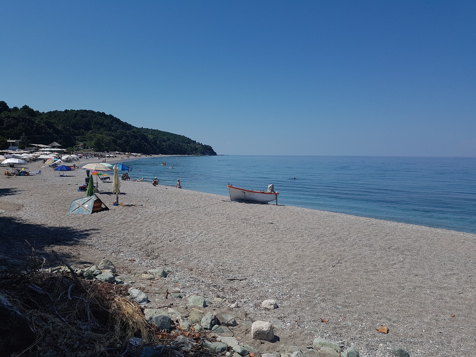 Koutsoupia main beach'in fotoğrafı imkanlar alanı