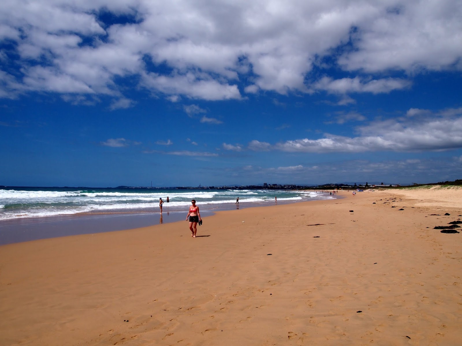 Foto van Corrimal Beach met helder fijn zand oppervlakte