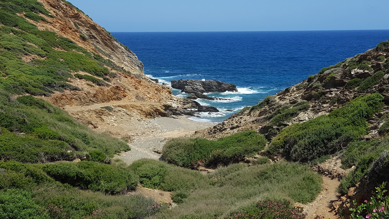 Beach Agios Nikolaos的照片 带有灰卵石表面
