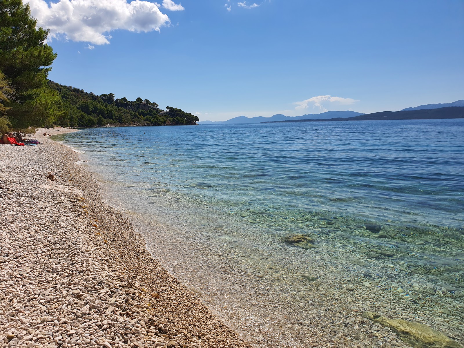 Zdjęcie Djevicanska beach z powierzchnią beżowe kamyki
