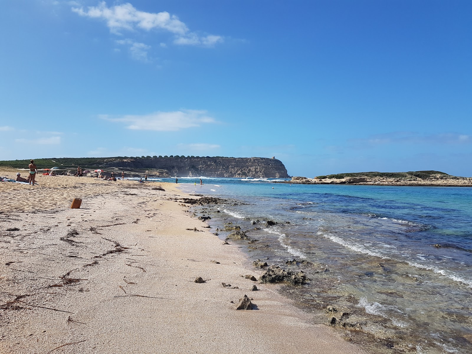Spiaggia Sa Mesa Longa'in fotoğrafı - rahatlamayı sevenler arasında popüler bir yer
