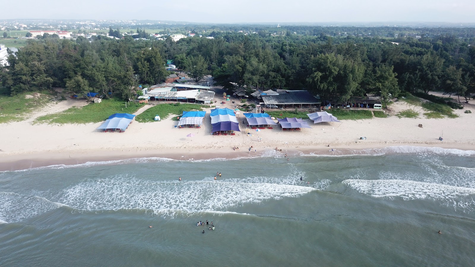 Valokuva Binh Tan hilly beachista. sisältäen pitkä suora