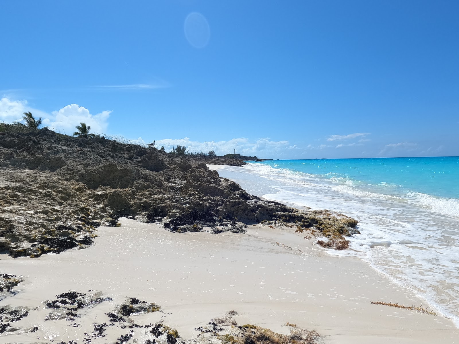 Foto de Santanna's beach com areia clara e rochas superfície