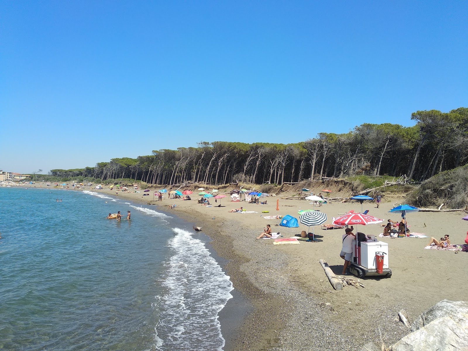 Foto von Spiaggia di Andalu mit feiner brauner kies Oberfläche