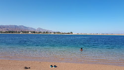 Valokuva Dahab Lagoon beachista. ja sen kaunis maisema