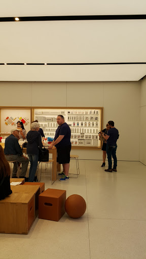 Computer Store «Apple Woodland», reviews and photos, 3195 28th St SE, Grand Rapids, MI 49512, USA