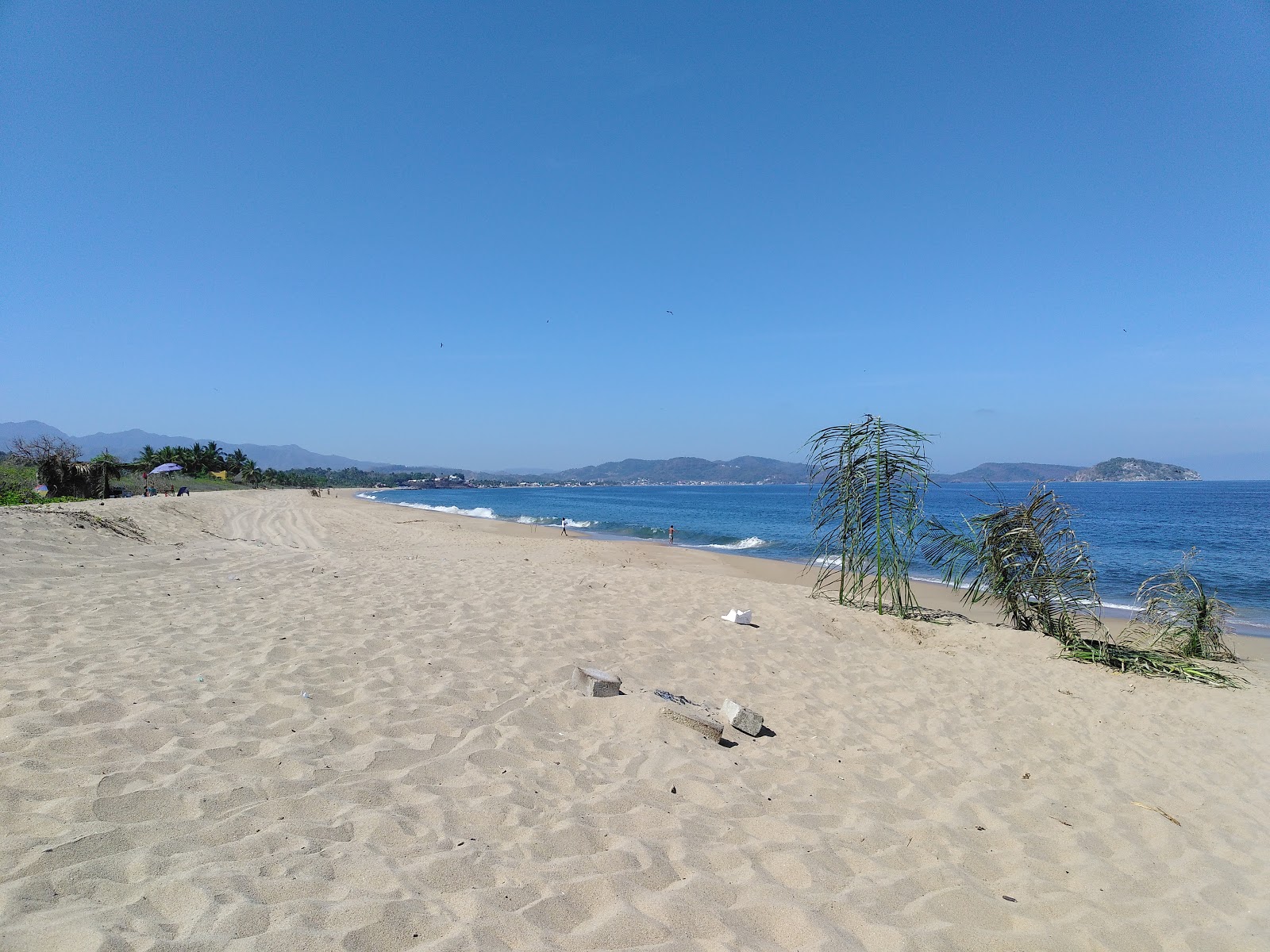 Fotografija El Naranjo beach z svetel fin pesek površino