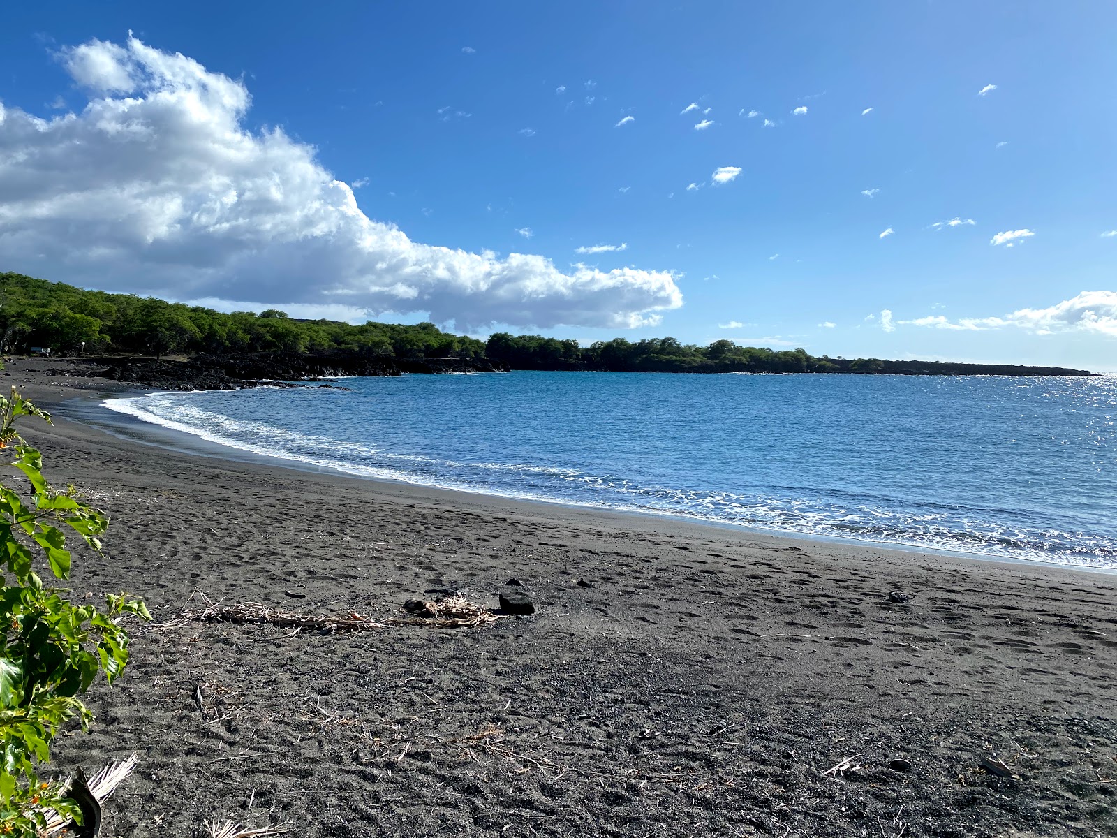 Photo de Honomalino Beach protégé par des falaises