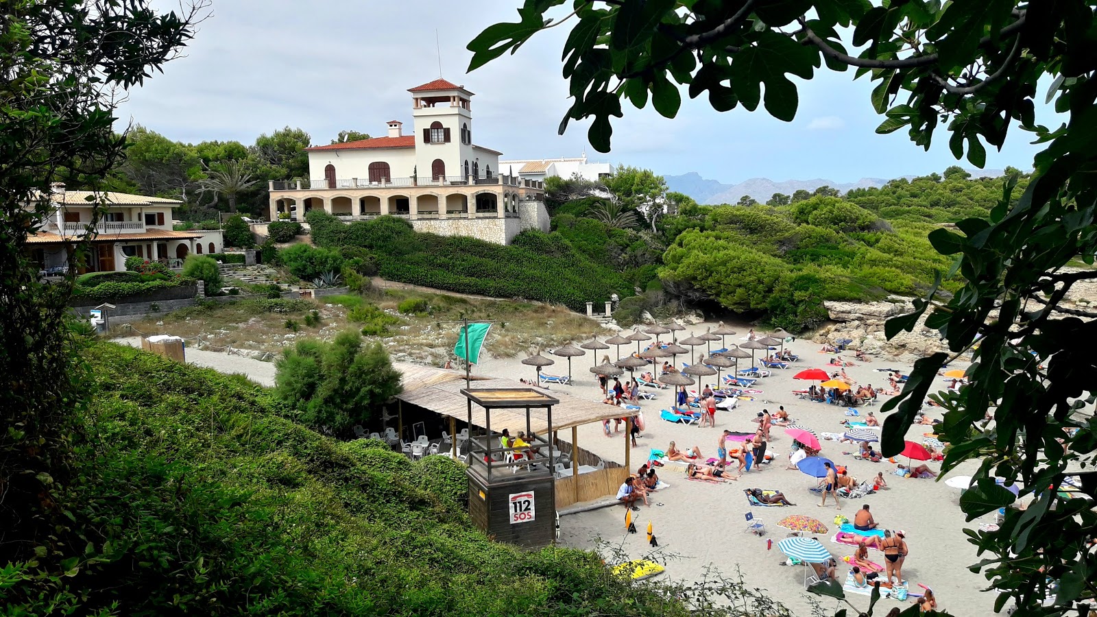 Fotografie cu Plaja Sant Pere cu o suprafață de apa pură turcoaz