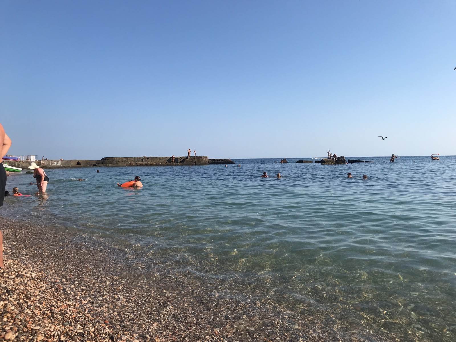 Foto af Foros Park beach bakket op af klipperne