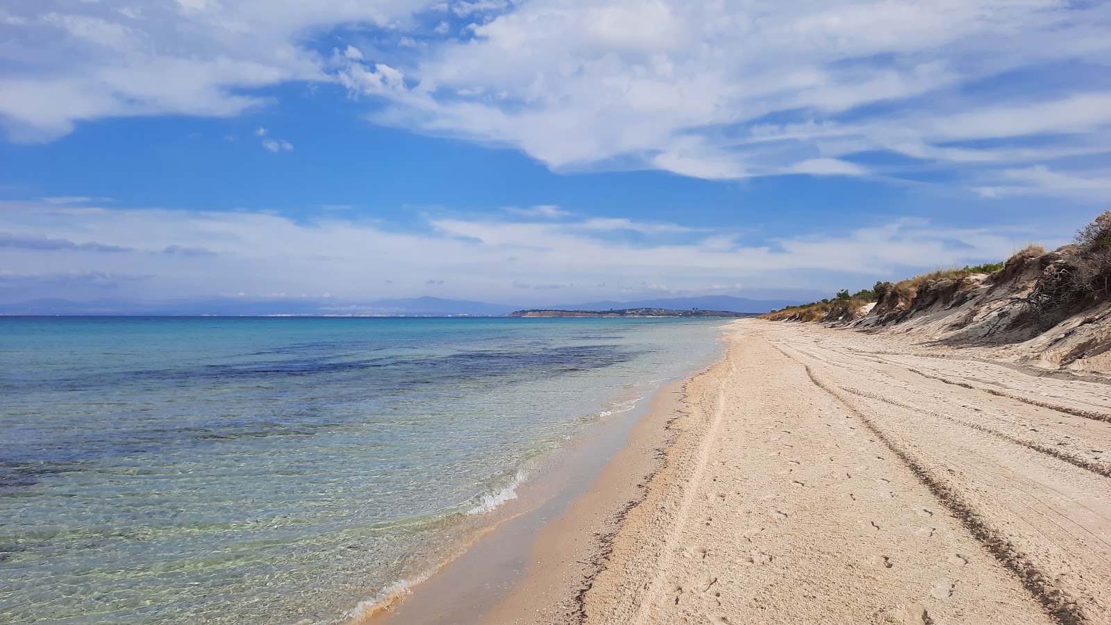 Valokuva Stavronikita beachista. pinnalla turkoosi puhdas vesi:n kanssa