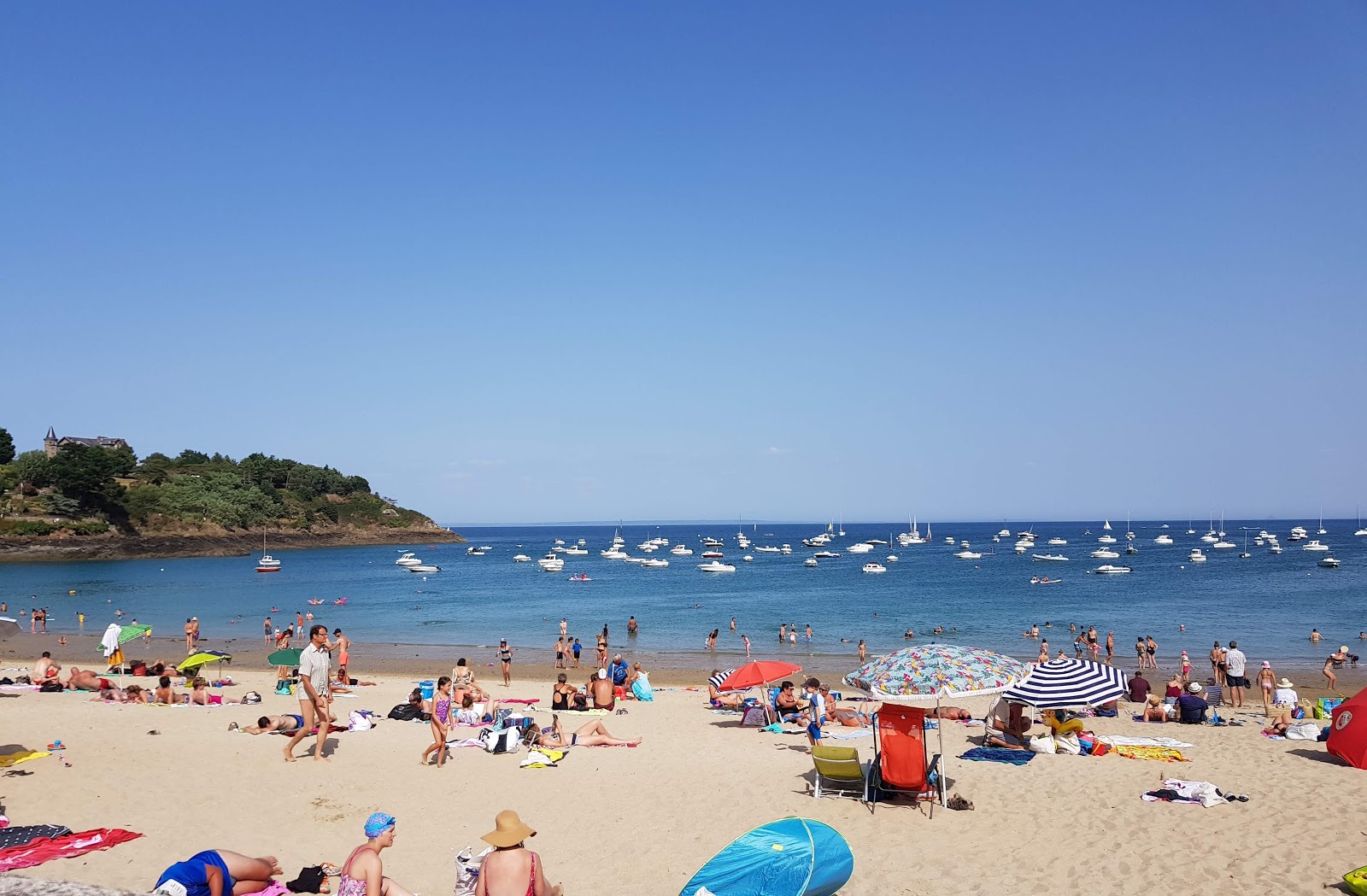 Foto di Plage de Port Mer con una superficie del acqua turchese