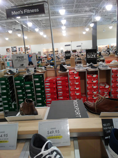 Shoe Store «DSW Designer Shoe Warehouse», reviews and photos, 520 E Waterfront Dr, Homestead, PA 15120, USA
