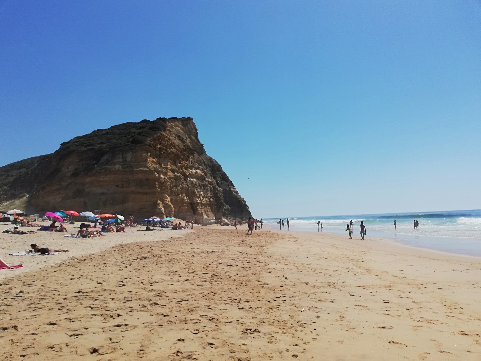 Photo de Praia de Sao Juliao entouré de montagnes