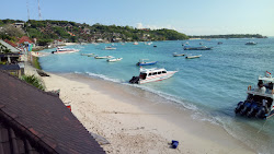 Jungutbatu Beach'in fotoğrafı - rahatlamayı sevenler arasında popüler bir yer