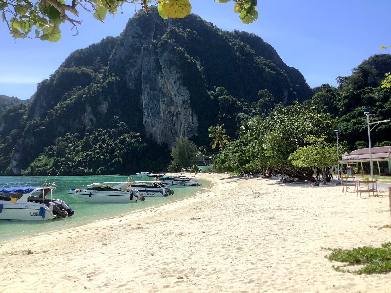 Photo de Ton Sai Beach entouré de montagnes