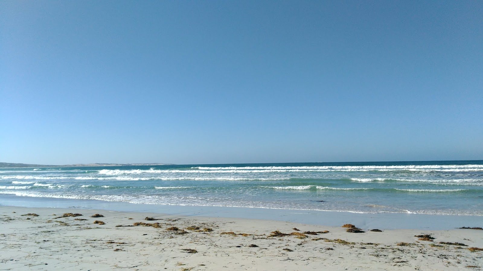 Greys Beach的照片 带有碧绿色纯水表面
