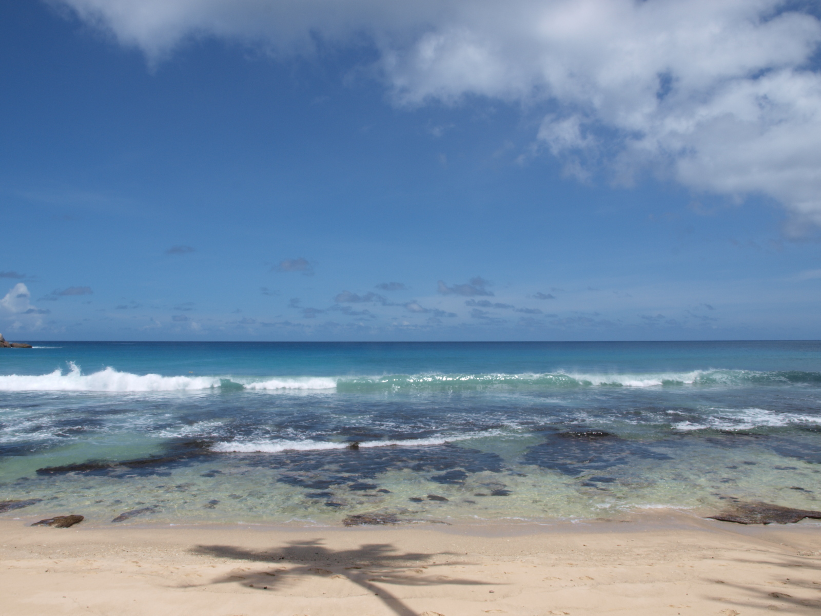 West Coast Road Beach'in fotoğrafı geniş bir kıyı şeridi ile birlikte
