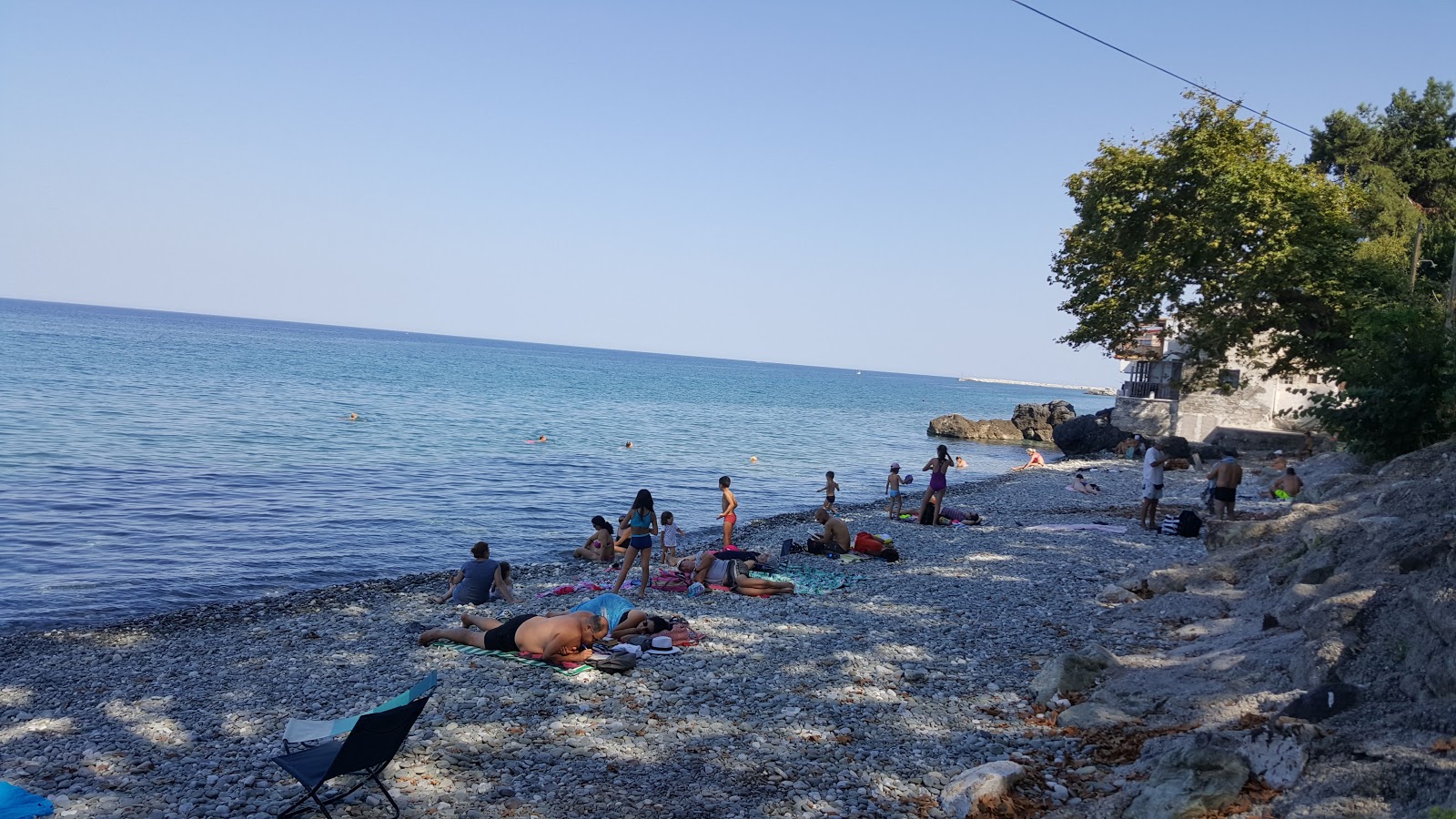Platamon beach III'in fotoğrafı - rahatlamayı sevenler arasında popüler bir yer