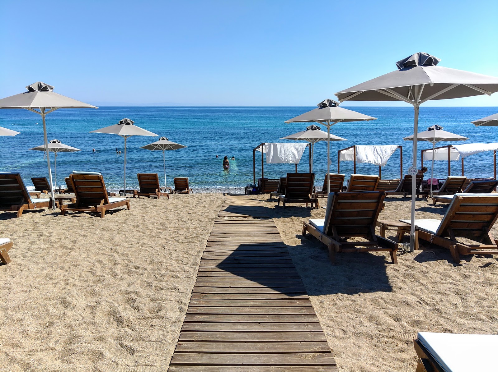 Foto di Heleon beach con spiaggia spaziosa