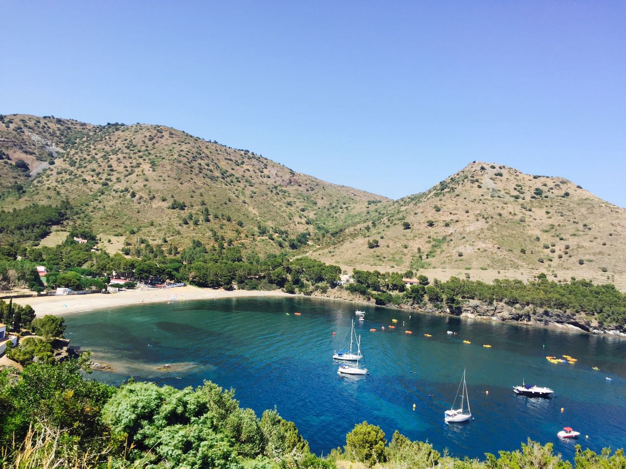 Zdjęcie Platja de Joncols z powierzchnią szary piasek i kamyczki