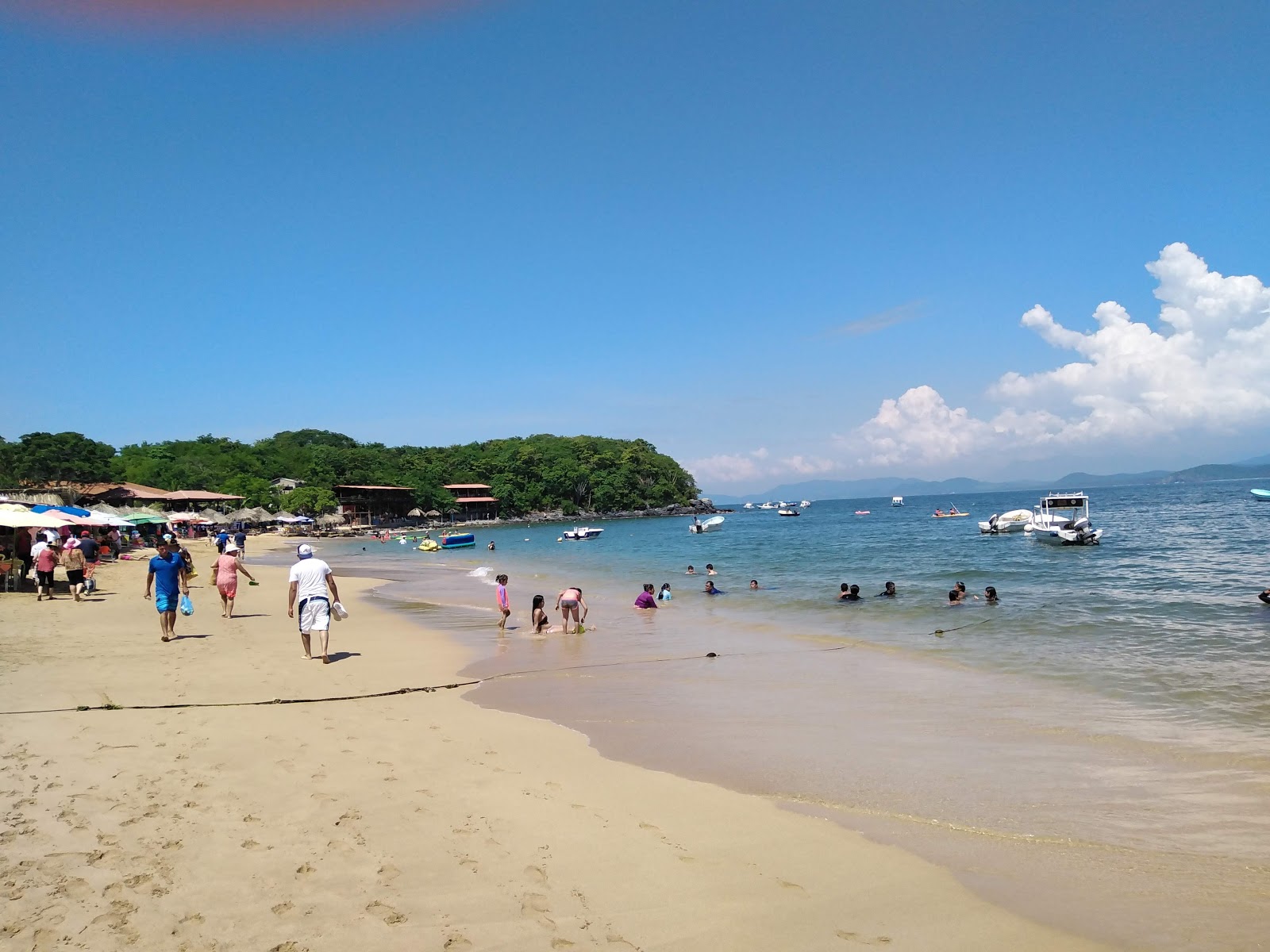 Photo de Playa Cuachalalate avec moyenne baie