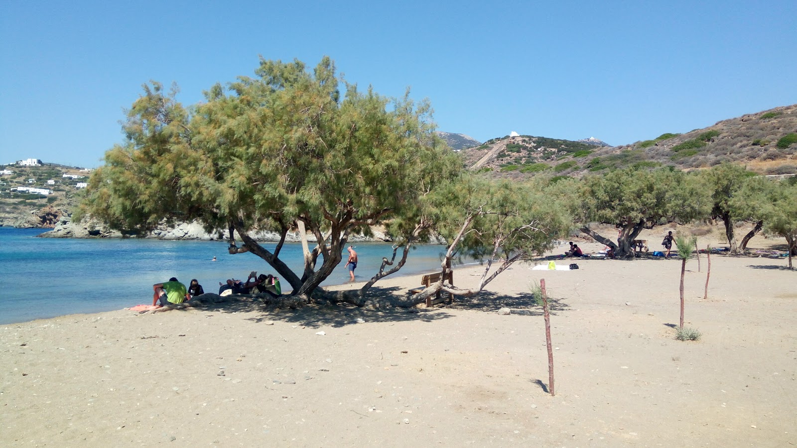 Foto van Fassolou beach en de nederzetting