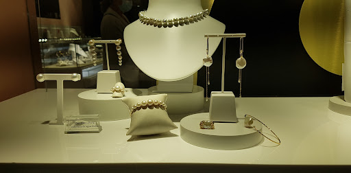 Stores to buy fashion jewelry Seville