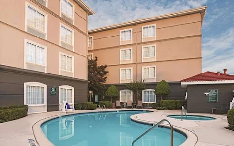 La Quinta Inn & Suites by Wyndham Fort Worth City View image