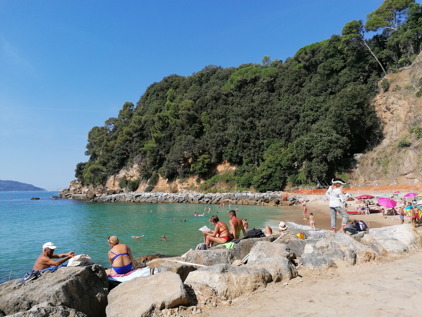 Fotografija Spiaggia della Marinella di San Terenzo z modra voda površino