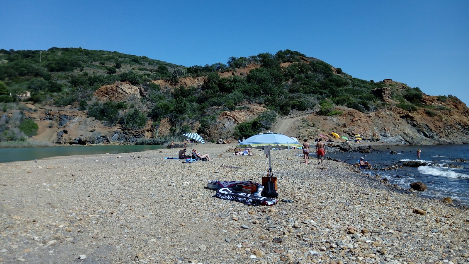 Foto de Spiaggia Di Terranera rodeado de montañas