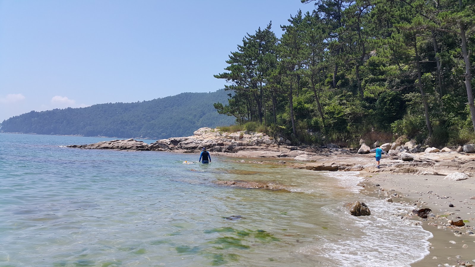 Yeonyeon Beach的照片 带有碧绿色水表面